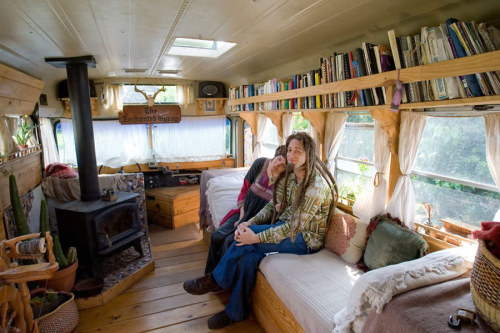 trill-ass-g:School Buses turned homes. Love this so much i want one.