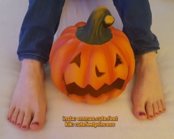 emmas-cute-feet:  🎃 HAPPY HALLOWEEN 🎃 🔫 TRICK OR TREAT 🔫  message me if you want to send me a little halloween gift! 🎃👼  https://www.instagram.com/p/Ba6MiNRnbo2/