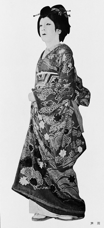 Actor Shotaro Hanayagi (1894-1965) dressed in female role. About 1930s