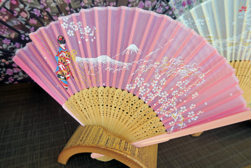 ninetail-fox:Japanese folding fans ,Kyoto