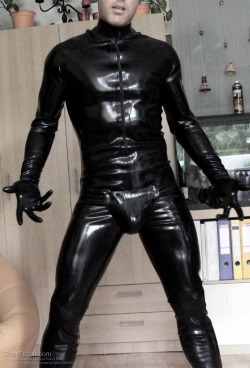 avakrubber:To see more hot guys: http://avakrubber.tumblr.com/archive