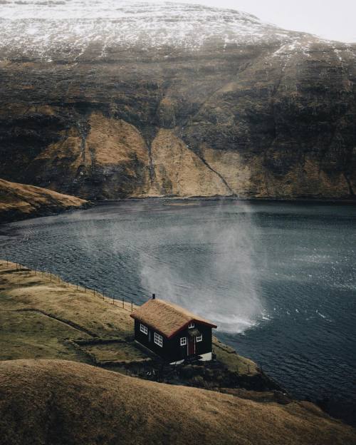 betomad: Saksun village, Faroe Islands. photo by Max Muench
