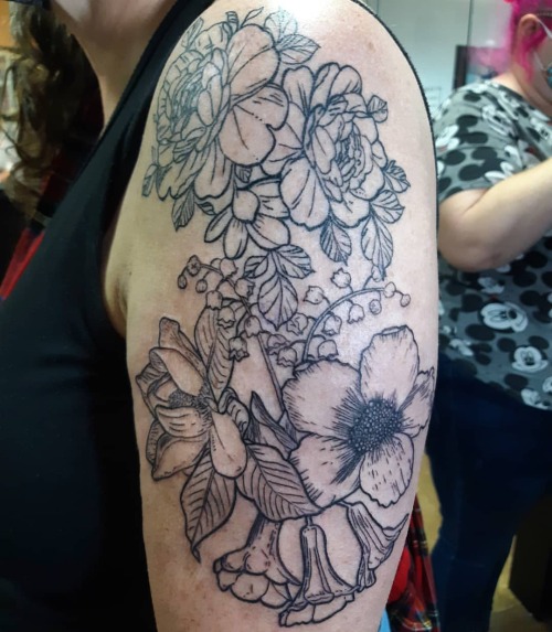 #floral #lineart #linework #flowers #tattoo by #femaletattooartist #femaletattooer #angelmaeglutz #m