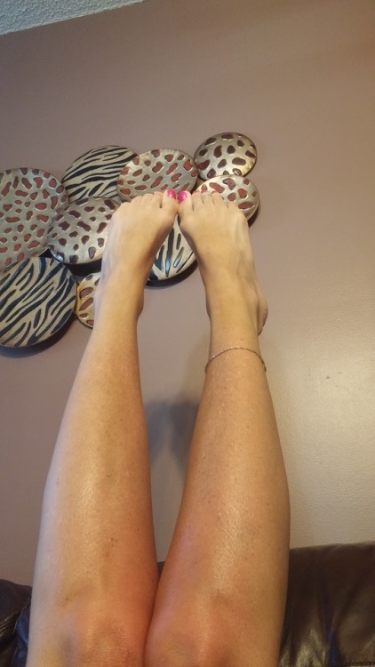 footballnbeer: cute10toes: #feet #toes #barefeetAunt Pam is always ready for some dirty fun! 