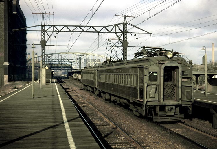 Illinois Central multiple-unit (MU) electric train at 63rd Street station  in Chicago. A Jackson Park CTA train is crossing the... – @marmarinou on  Tumblr
