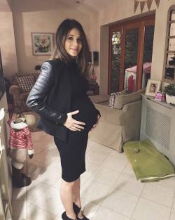 youlingerie:  “24 weeks Pregnant and still in heels! I couldn’t