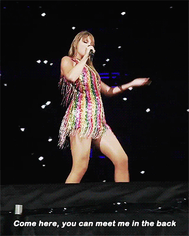 dailyswiftgifs:Taylor performing “Delicate”, Gillette Stadium, July 26th