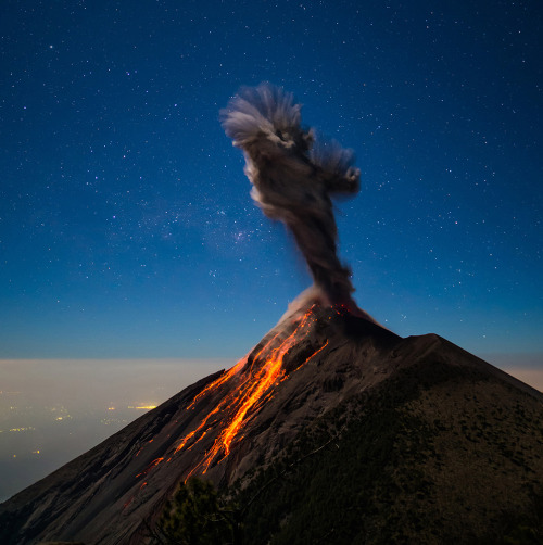 staceythinx:Photographer Andy Shepard’s amazing images of Volcano Fuego erupting