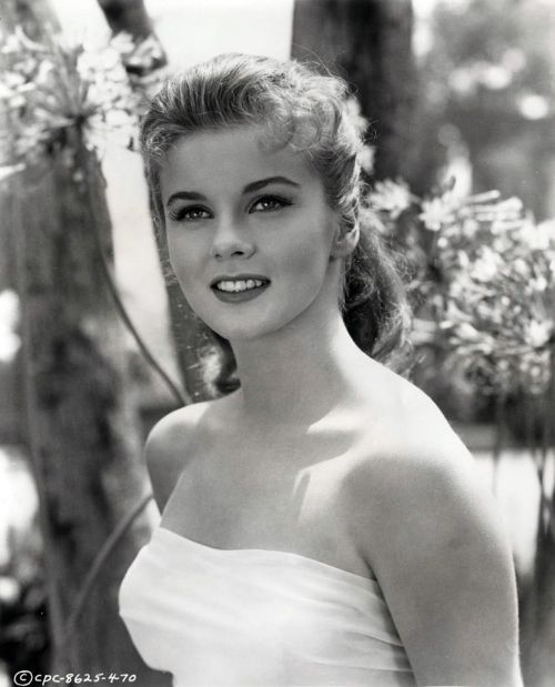 Ann Margrethttps://painted-face.com/