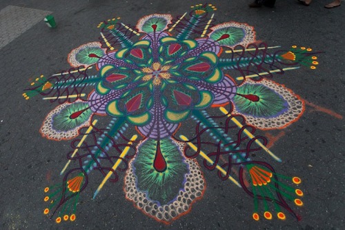 Man Spontaneously Creates Incredible Sand Paintings by Hand