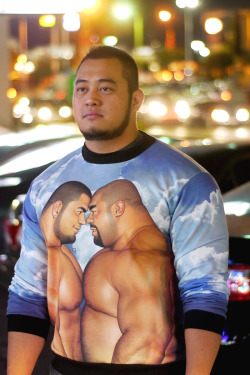 beefy-baka:  gaymanga:  Alex wearing the Jiraiya Sweatshirt (size XL) at Ralph’s Get yours at MASSIVE!  oh my g0D I’M SO EXCITED ITLL BE COMING THIS WEEKEND I CAN’T CONTAIN MYSELFFFDJSKALJF