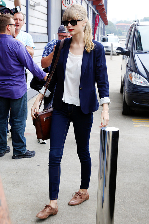 swiftgallery:  Arriving at Nova 96.9 FM in Sydney, Australia (November 27, 2012)