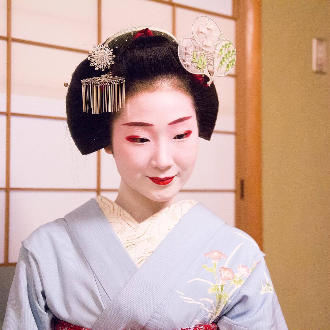 geisha-kai:  July 2017: maiko Toshiemi with a big summer fan kanzashi by   woodstemple on