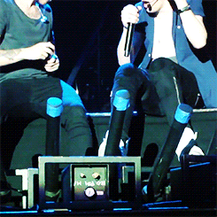 boyfriendsandbeanies:   when something was thrown at niall x   