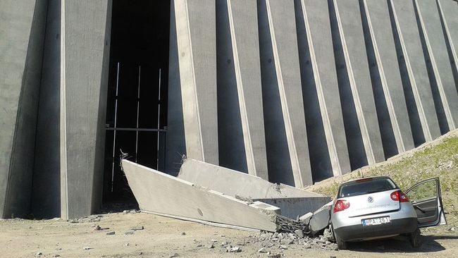 SWEDEN TODAY 40-ton Concrete part from Sundsvall Bridge collapsed - car crushedhttp://sverigesradio.se/sida/artikel.aspx?programid=110&amp;artikel=6225289http://www.dn.se/nyheter/sverige/40-ton-betong-krossade-bil/