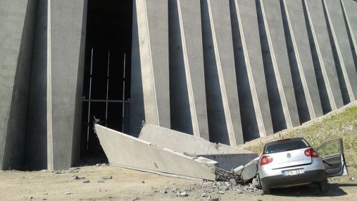 SWEDEN TODAY 40-ton Concrete part from Sundsvall Bridge collapsed - car crushedhttp://sverigesradio.se/sida/artikel.aspx?programid=110&artikel=6225289http://www.dn.se/nyheter/sverige/40-ton-betong-krossade-bil/