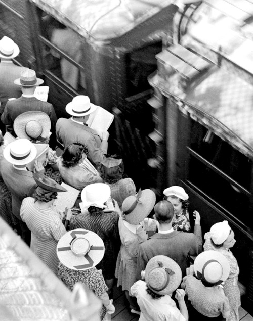 elsaschrader:Chicago, 1941. Photographed by John Vachon.