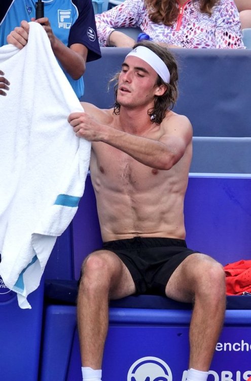 steftsitsifast: Sometimes we get a little sweaty - shirt change for Stef during his loss to Struff (