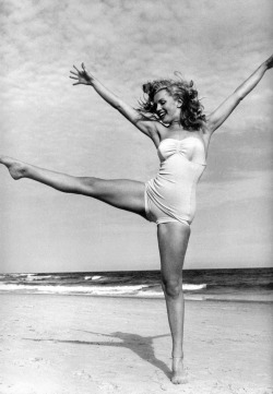 void-dance:  175. Marilyn Monroe. Photograph