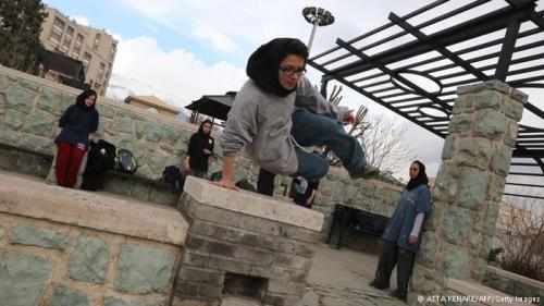 jessroz: farsizaban: Iranian girls do parkour in Tehran i really really love seeing things like this