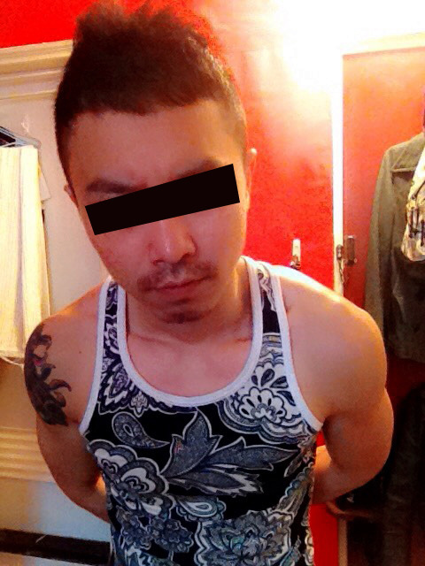 donghaechen: ericson6419: panjhenkai:  要找到願意吃屌又給拍的可愛弟真難呀！【屌偏深色是天生的】  帥哦～ 看了也想吃..