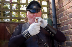 marlborocountry:  This cigar smoking leather