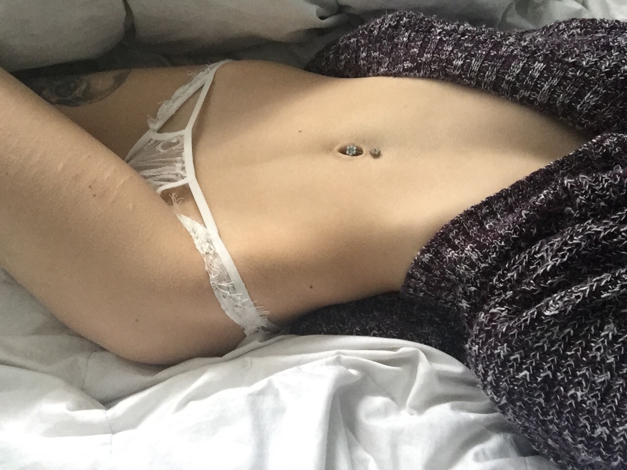 ialienslut:  i was feeling my tummy todayyyy