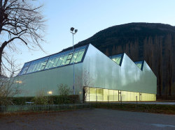 modernizing:  Savioz Fabrizzi architectes designed Salle de sport triple located in Viège, Switzerland 
