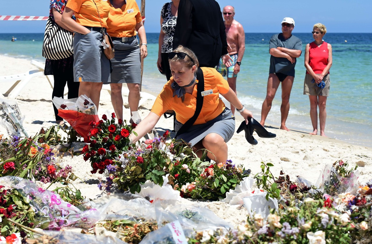 El Reino Unido se detuvo al mediodía para honrar, con un minuto de silencio, a las 38 víctimas del atentado de hace una semana en Túnez, 30 turistas británicos incluidos. (AFP)