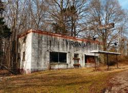 destroyed-and-abandoned:  Virginia state line store along U.S. 1 at the VA/NC border 