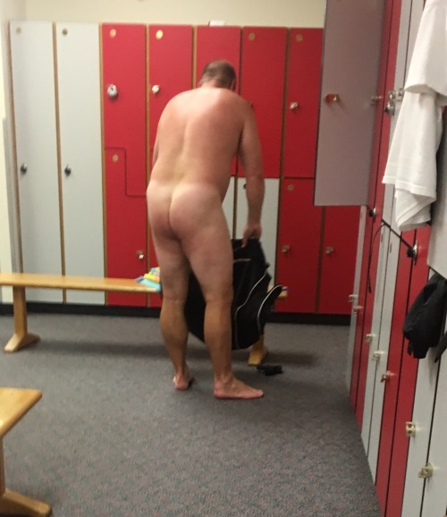 friendsfucktoo:  Fucking hot married dad at the gym.  His balls were huge.