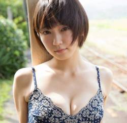 sdohi:  吉岡里帆(２３) ピンク色のレオタード風ワンピ水着。