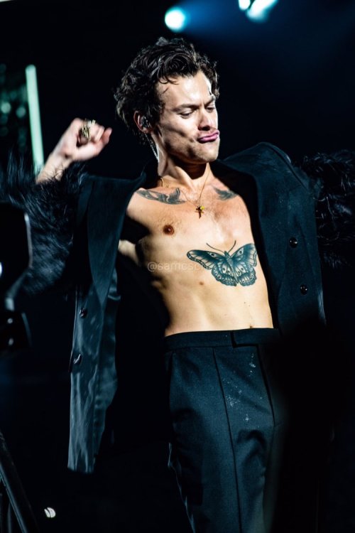 stylesnews:Harry on stage in New York, Night One, by Sam.