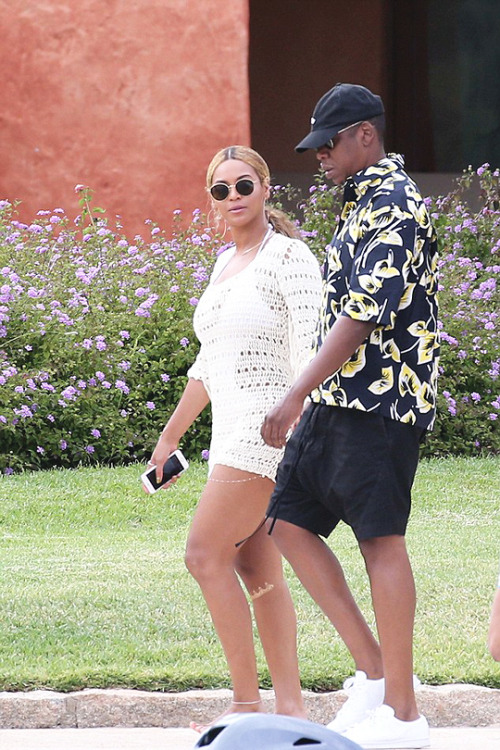 beyoncefashionstyle: Beyoncé &amp; Jay Z in Sardinia, Italy (Aug. 17)