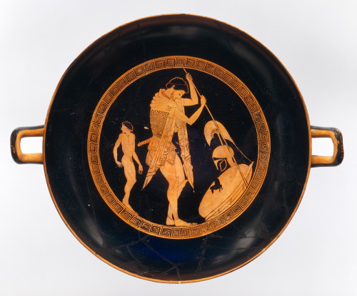 didoofcarthage:Red-figure kylix with warrior in tondo and exterior athletic scenes Attributed toa pa