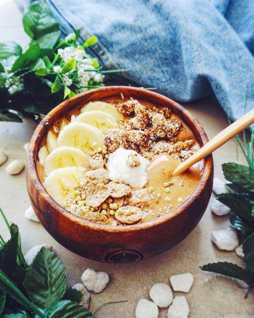 rawganicwithtahlia:  Salted caramel smoothie bowl 👅💦 frozen bananas, @damnsugarplease salted caramel mixture, coconut water and cinnamon blended and topped with banana, rawnola (recipe from @lonijane ) buckinis, chia seed and a dollop of coconut