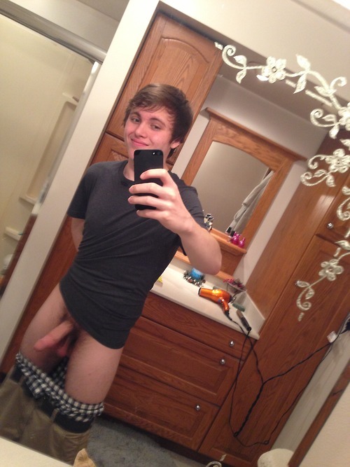 thickuncutaussie: alexchrismi: His mom will be pissed when she sees that photo on the internet  I’m 