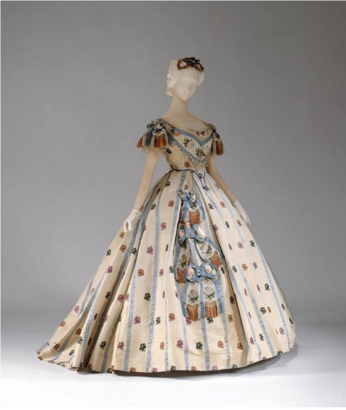 fashionologyextraordinaire:Ball GownDate: 1861-1862Culture: AmericanMedium: Silk Location: The Met S