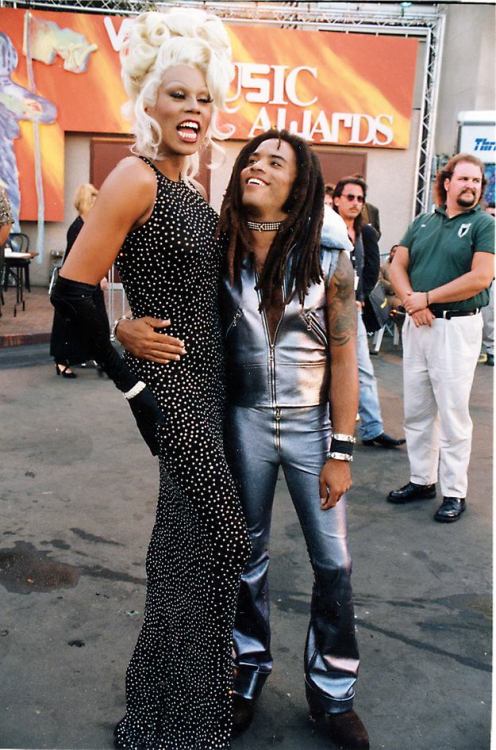 browneyesandthickthighs: robertdarling: RuPaul with Lenny Kravitz at the ‘93 VMAs. This warms 