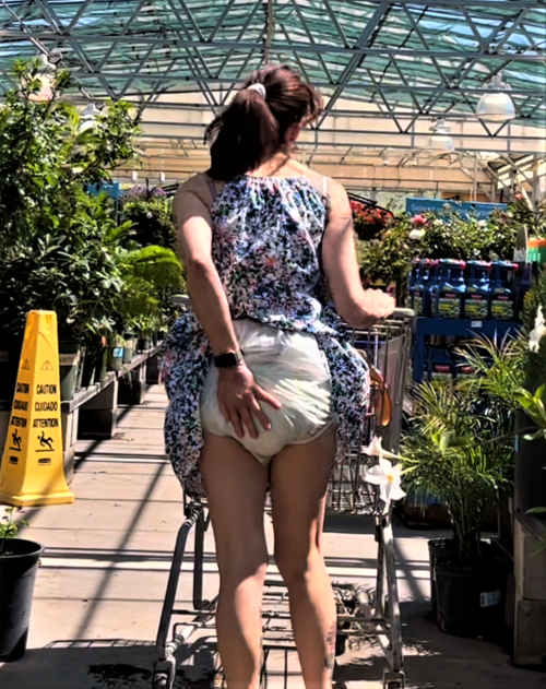 ninapantie: I always enjoy peeing while shopping at the garden store. I also love how much the bees 
