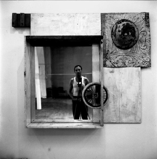 inneroptics:      Robert Rauschenberg -self-portrait with an early state of “Inside-Out,” c1962  
