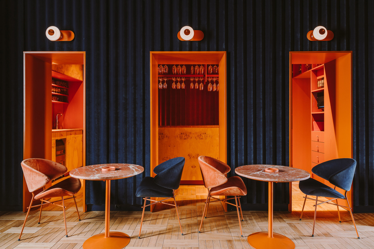 spatula:(via Colours clash inside Warsaw’s Opasly Tom restaurant by Buck Studio)