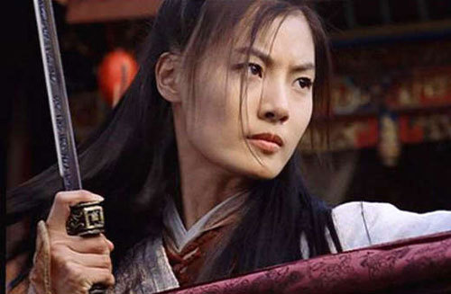 Yoon So-Yi in 2005′s Shadowless Sword, before she underwent plastic surgery. To my eyes, her f