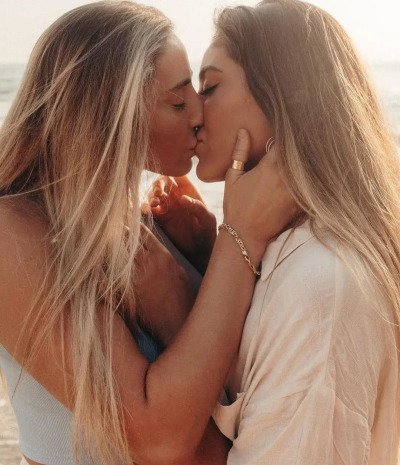 Sex lesbianlovekissing: pictures