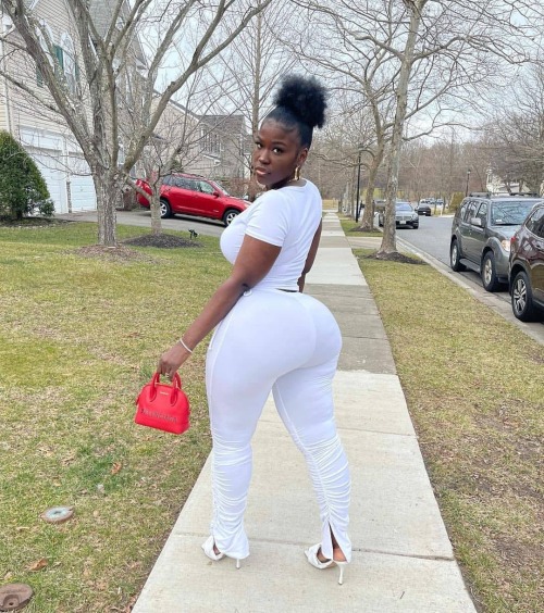 Sexy! @s3xy_black_ #bootylicous #thickwoman #thickchic #bootypillow #allthatass #sexybooty #beautifu
