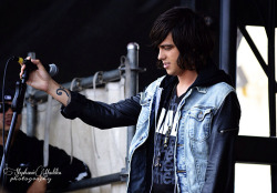 sighfuentes:  tbhkattie:  f-o-u-r-s-t-r-i-n-g-s:  Band members/music blog  heLP I’VE FALLEN FOR HIM AND I CAN’T GET UP.  i just 