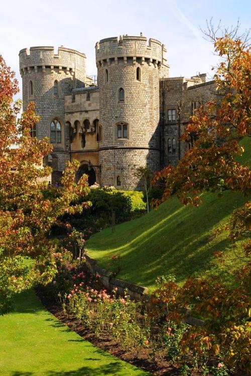 threesixtytravel:Moat & gate at Windsor Castle, Berkshire 