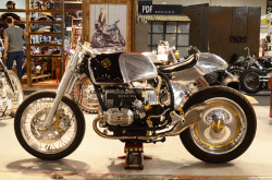 nakajima46works:  BMW Custom in EICMA EICMAミラノショーで見かけたBMWカスタム達。3年前まではまったくなかったカスタムBMWが、ここ数年で急激に増えていて、ちょっとしたブームになっているそうです。カスタムのクオリティは様々ですが、日本では見る事のできないようなカスタムもあって面白いです。左上のアルミ外装のモノレバーR65はミラノのRadikal