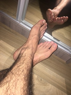 latinfeetasscock:  Mirror Mirror… (my feet)