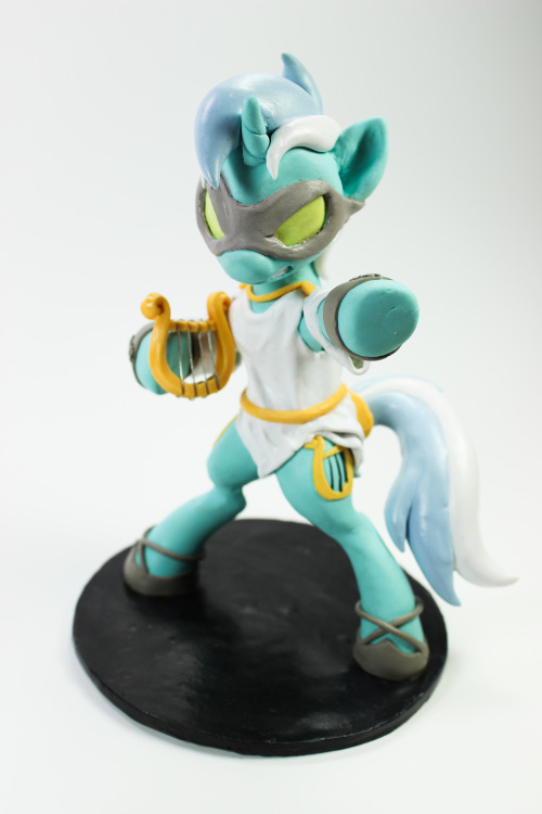 youobviouslyloveoctavia:  fernindt:  More awesome pictures of the Lyra / Hand of Justice statuette by the equally awesome Dustysculptures!  Saw this earlier. It’s great. I want one! :P  Ooo, coolness~!